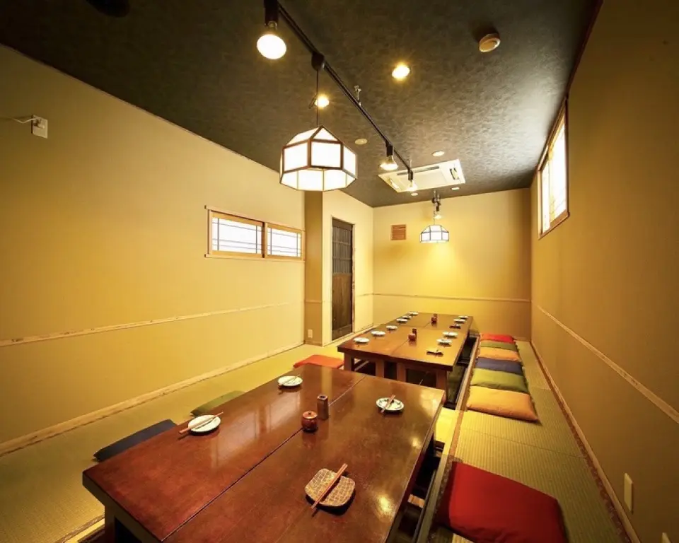 Look for the large white noren curtain and lantern that say "Kushimaro"! The interior of the restaurant is a stylish Japanese modern space with a warm wooden feel, and all the seats are sunken kotatsu type! We have counter seats, table seats, and even private rooms, so you can use it for individual diners, couples, or groups depending on the occasion! We also welcome reservations for large groups ♪ Please feel free to contact us!