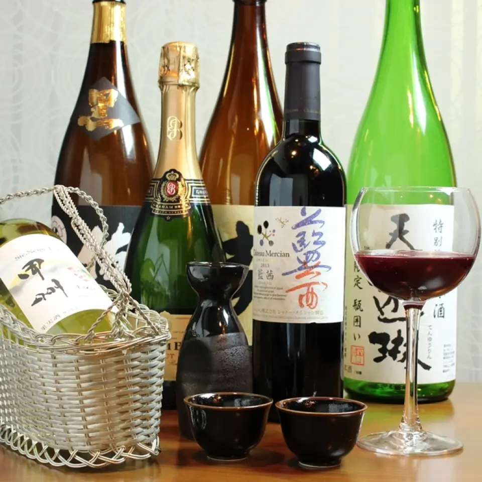 Rượu sake và rượu vang được lựa chọn bởi người phục vụ rượu. Được lựa chọn cẩn thận sau khi nếm thử tại các sự kiện nếm thử. Sau khi hiểu rõ khẩu vị của nhà hàng, chúng tôi chú ý đến sự tương thích với món ăn và cung cấp tuyển chọn các thương hiệu hiếm thấy ở những nơi khác, bao gồm các mặt hàng thời thượng và sản phẩm mới. Rượu được cất giữ trong hầm rượu. Chúng tôi chỉ lựa chọn cẩn thận rượu sake gạo nguyên chất từ ​​khắp mọi miền đất nước và cung cấp nhiều loại hương vị theo mùa như rượu sake thô và hiyaoroshi. Hơn nữa, chúng tôi chú ý đến mọi thứ, từ độ ẩm, kiểm soát chất lượng đến loại kính mà chúng tôi phục vụ. Thưởng thức hương vị “thật sự”.