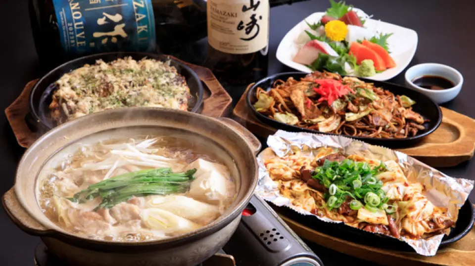 我們的招牌菜單是大阪燒，您可以搭配您最喜歡的食材享用！我們提供多種經典豬肉丸、烤蔥和混合現代燒烤。雞翅是非常受歡迎的零食，有兩種類型：簡單的鹽烤雞翅和加味的明太子。經典的炒麵是用濃鬱的醬汁和配料製成的，與鬆脆的捲心菜口感和肉味相協調。我們還提供多種課程，您可以以實惠的價格享受。