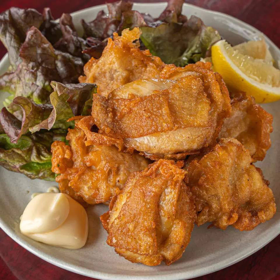 除了鐵板燒以外，從小吃到油炸食品，種類也很豐富◎最適合下班後喝一杯！點睛之筆推薦搭配濃鬱醬汁的炒麵。除了鐵板燒菜單外，您還可以享受標準居酒屋菜單以及我們姐妹餐廳朝日居酒屋的海鮮菜單。