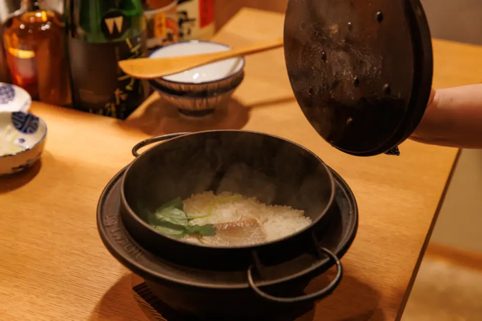 最后，用南部铁器煮的鲷鱼饭非常美味！铁锅高温烹煮，米饭变得松软，鲷鱼汤汁渗透其中，堪称完美的点睛之笔。