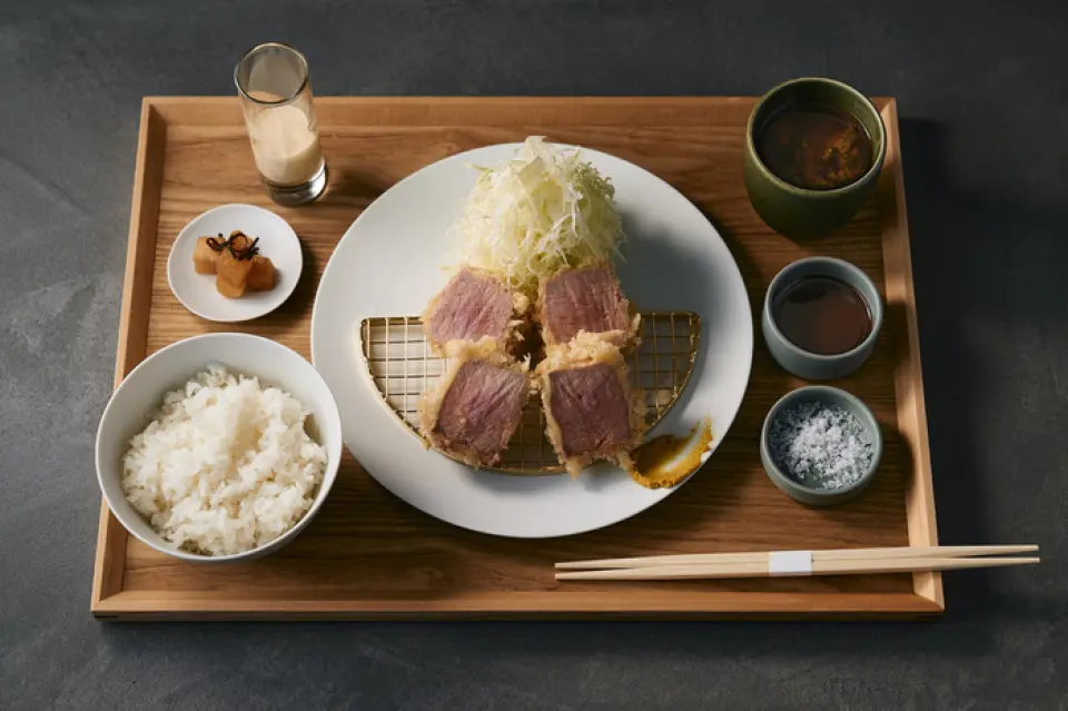 Enjoy the tender and juicy texture of our fillet meat, which is slowly cooked using the French technique of "low-temperature cooking." Our signature dish, "Today's Low-Temperature Selected Pork Fillet Cutlet," is made with the finest ingredients from all over Japan. You can enjoy the tenderness that melts in your mouth. We also offer other delicacies that will have your lips smacking with delight, such as sweet "loin meat," meaty "minced meat cutlet," and moist "breast meat" without being dry.