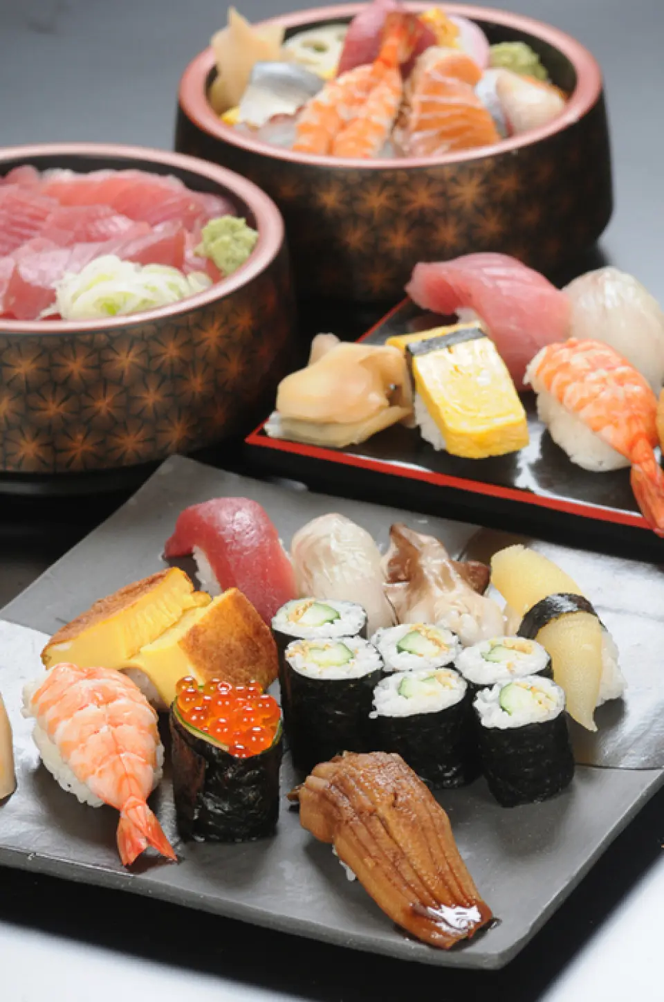 午餐全天从 11:30 到 13:30 供应，提供配有小菜、味增汤和甜点的“散装午餐”和“握寿司午餐”。店主每天都会亲自前往市场，以最优质的天然食材精心挑选寿司食材，以海边生长的时令食材为主。寿司米中使用江户前寿司特有的“红醋”，更加凸显配料的味道。此外，你还能感受到店主对细节的用心，比如芥末、酱油、有明的优质海藻。