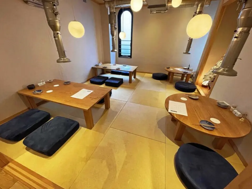 The restaurant has both table seating and tatami seating. The tatami room can be reserved for private use for groups of around 10 people. There is a sliding door, so it can be used as a completely private room. If you would like to reserve the entire room, please contact the store by phone.