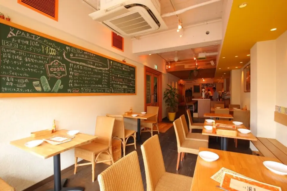 The authentic accessories and tiles will lift your spirits! The sofa seats in the back are very popular with female customers and dates ☆ The hot pink walls are perfect for Instagram ◎ We have a projector, microphone, and sound equipment. We can also handle parties, girls' nights, and wedding after-parties ♪ We can accommodate up to 40 people seated and up to 60 people standing. Please let us know any other requests you may have!
