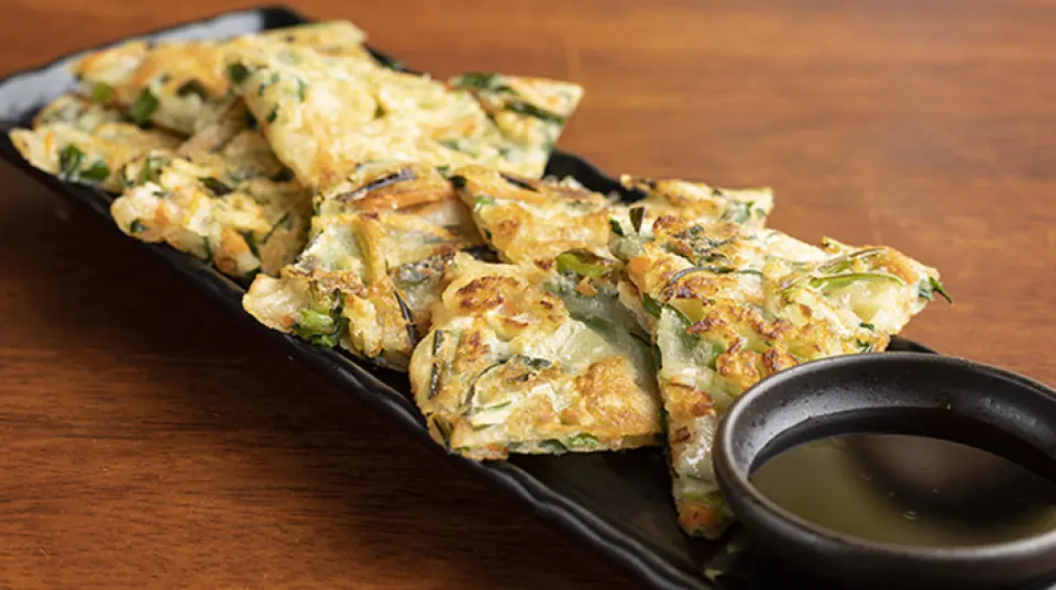 Besides yakiniku, you can enjoy authentic Korean home cooking! Among them, the "Seafood Chijimi" boasts a texture that is different from others, crispy on the outside and chewy on the inside. It is a popular menu item, and many customers come to the restaurant just for the chijimi. In addition, we offer "Kimchi" with a taste that can only be found at our restaurant, which has been involved in kimchi production for 40 years. You can also purchase it online, so please give it a try ◎ And to finish off the meal, please try the "Chige Soup" that is full of flavor and goes well after a drink!