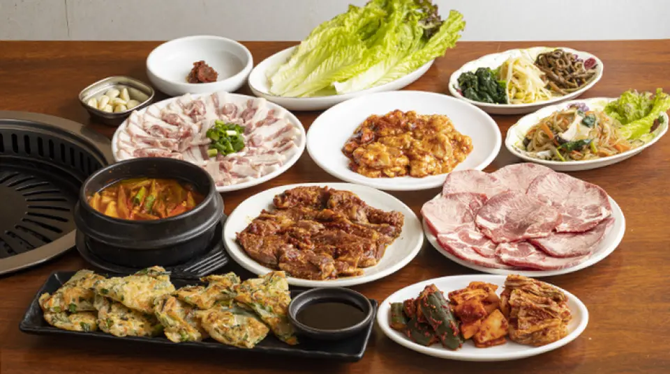 We offer fresh, high-quality meat at reasonable prices! We especially recommend the thickly cut "top kalbi." The meat is soft and the rich flavor fills your mouth. Also popular are "samgyeopsal" and "horumon" such as urute. It has a deep, rich flavor, and when eaten with the soy sauce-based sauce that brings out the deliciousness of the ingredients, you'll be hooked. We've been proud of this flavor for about 30 years, so please enjoy it together.