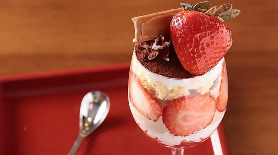 The "Mont Blanc Parfait" is a popular menu item that features chocolate ice cream, matcha jelly, chestnut cream, matcha sponge cake, and chestnut ice cream. It is topped with a large chestnut and yatsuhashi, making it a hearty dish that allows you to fully enjoy the Kyoto atmosphere. The "Fruit Mix Parfait" also uses plenty of seasonal fruits. We also have other limited-time menu items, so please come and enjoy the seasonal encounters.