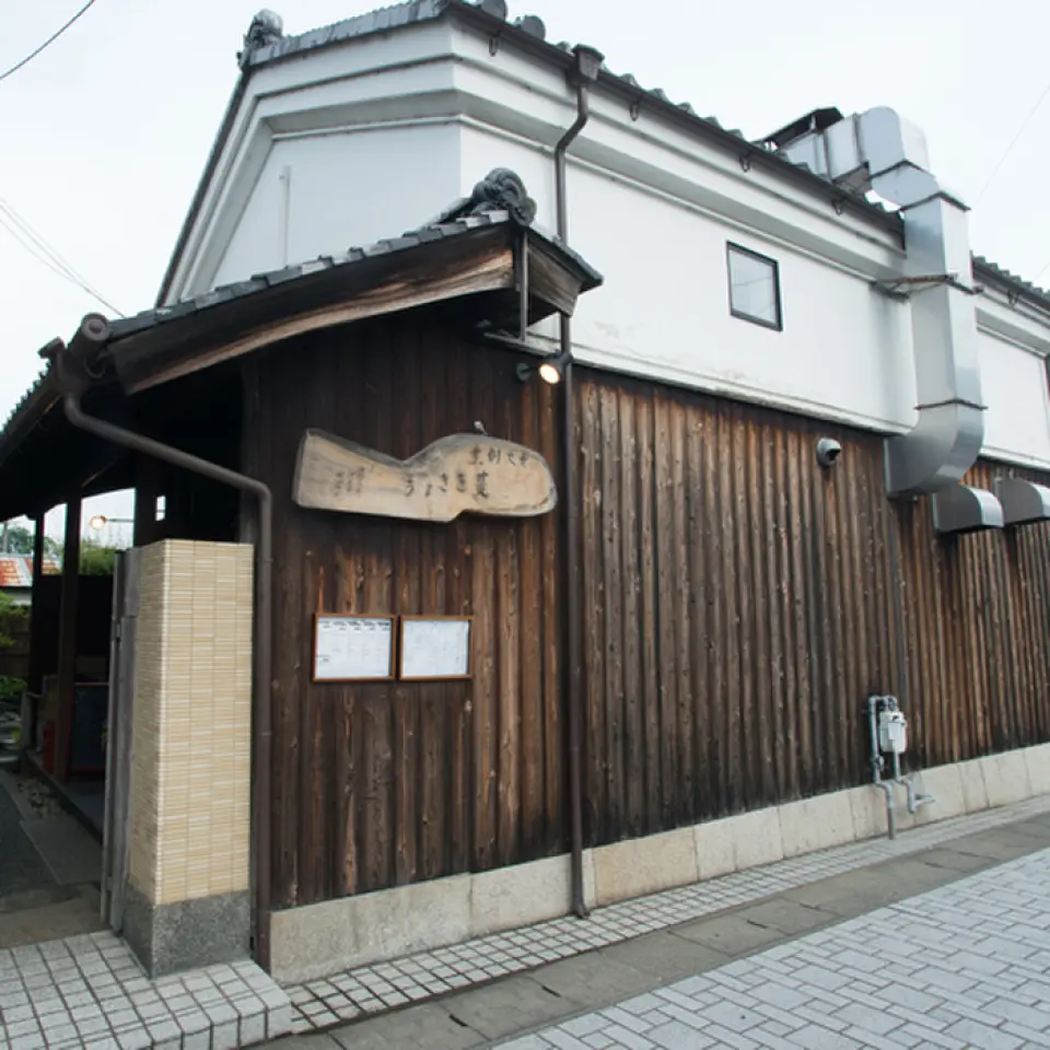 炭火割烹煮紬桔梗 (Sumibi Kappo Tsumugi Kikyou) 位於唐橋前站對面的瀨田川對面。由1913年（明治32年）創業的和服店改建而成的店內，溫暖的店內設有吧台座位和桌椅，精選與倉庫氛圍相配的家具，營造出輕鬆的氛圍。我想在充滿炭火香氣的迷人空間度過特別的時刻。