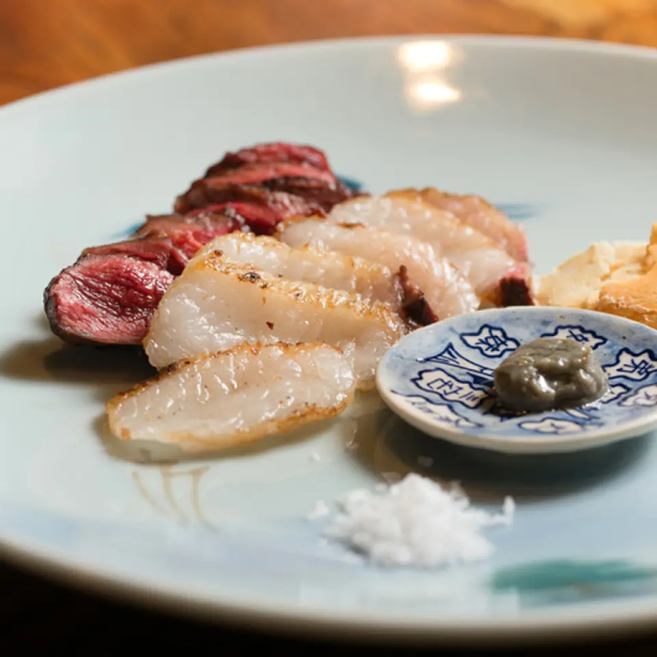 我致力於使用當地的農產品，例如我自己獵殺的野味、從熟練獵人那裡購買的野味、近江雞、夏朗德的法式烤鴨、Sakaeya​​ 的熟肉以及京都上賀茂的京都蔬菜。我只使用由生產商誠實生產且無法偽造的「真實」原料。為了最大限度地發揮食材的風味，食物用炭火燒烤，並用鹽簡單調味。他們還提供多種滋賀清酒和葡萄酒，並會幫助您選擇與餐點搭配的完美飲品。