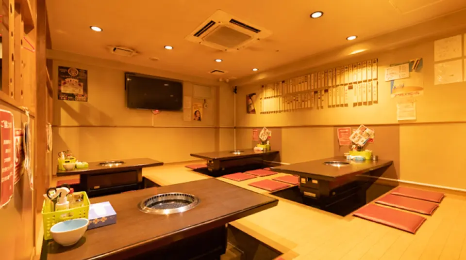 本店充滿了老式烤肉店的氛圍，可以放心光臨。店內氣氛溫馨，設有方便使用的吧台座位和適合團體使用的日式圍爐座位。請與您的朋友圍坐在餐桌旁，度過愉快的時光。營業時間很長，從晚上8點到第二天早上8點，所以它不僅適合第二家餐廳，也適合那些深夜結束工作的人。吃點烤肉來犒賞自己的辛勞怎麼樣？
