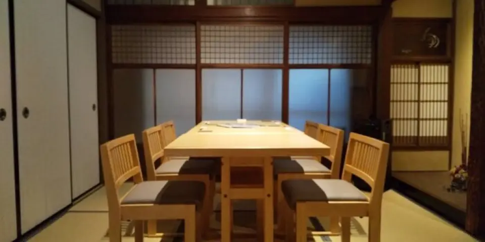 店內是由連棟別墅改建而成，店內空間寬敞，充滿了京都的氣息。帶凹室的特別私人房間非常適合與您所愛的人一起用餐。