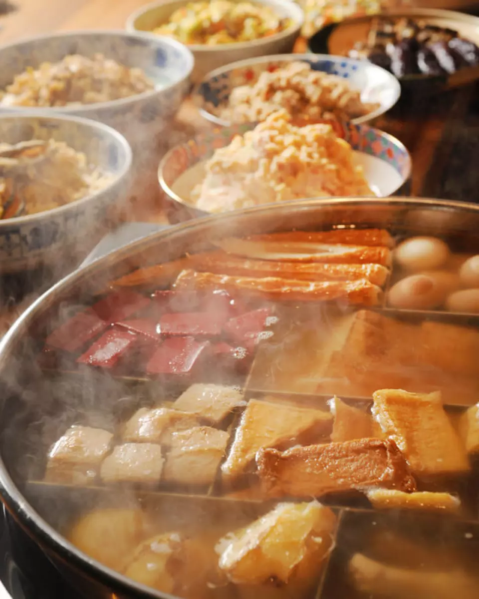 祗園新橋的名產是「京關東煮」！除了標準的海帶湯製成的約10種關東煮外，您還可以享用我們特製的豆漿湯！它全年都很受歡迎。