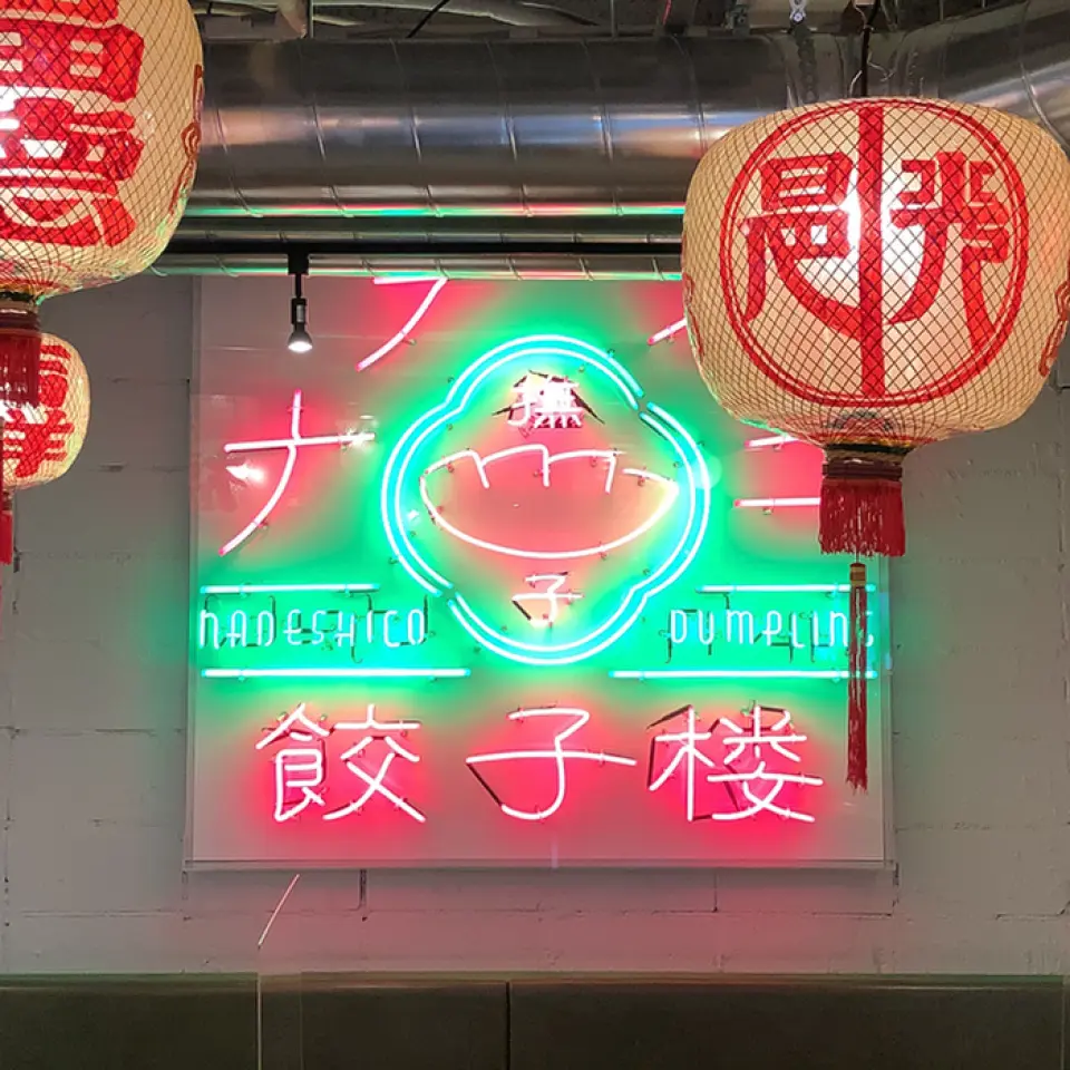 灯笼、霓虹灯等所有装饰都是从中国进口的，店内充满了正宗的氛围♪您可以在舒适的家中感受到像游客一样的感觉！