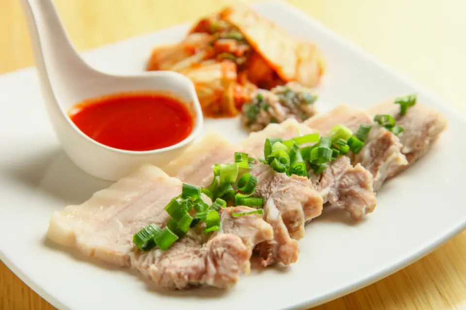 We have a wide variety of dishes on the menu, including our specialty pork soup. We also have a variety of quick and easy dishes, grilled dishes such as "Saikyo-yaki" and "Atka mackerel," and a wide selection of sake snacks such as "Fried domestic chicken thighs" with three different flavors to choose from, "Tuna with sake kasu cream cheese" and "Oil sardines." We also have a daily special menu. You can enjoy a wide variety of classic dishes and creative dishes, from Japanese to Western.
