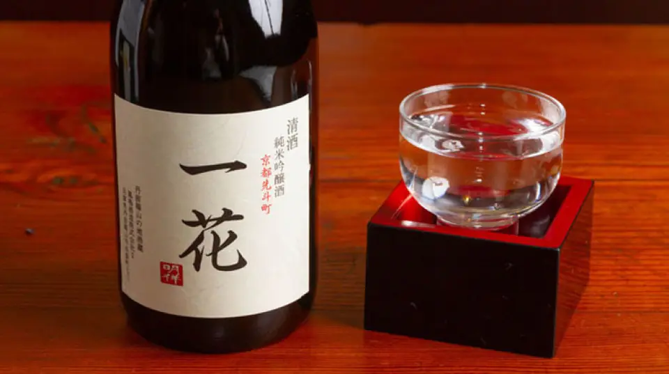 我们提供有限的季节性清酒，主要是京都的当地清酒。我们从佐佐木清酒厂和水艺清酒厂精心挑选和购买最好的品牌的菜肴。另外，一定要尝尝我们与丹波筱山的“大鸟酒造”共同开发的店名“一花”的原创清酒。它的特点是清爽的味道，是为了配合我们餐厅的菜肴而创造的。请尽情享受美味的清酒和美食的搭配。