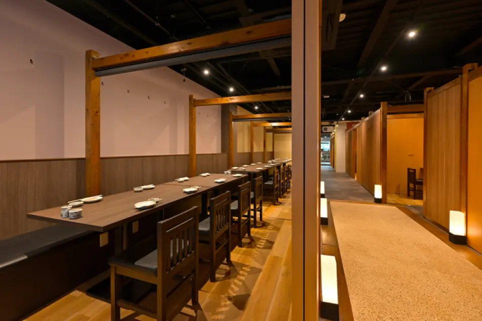 การตกแต่งภายในอันเงียบสงบของร้านอาหารเป็นแบบญี่ปุ่น และที่นั่งทั้งหมดเป็นแบบส่วนตัวเพื่อไม่ให้รบกวนมื้ออาหารของคุณ