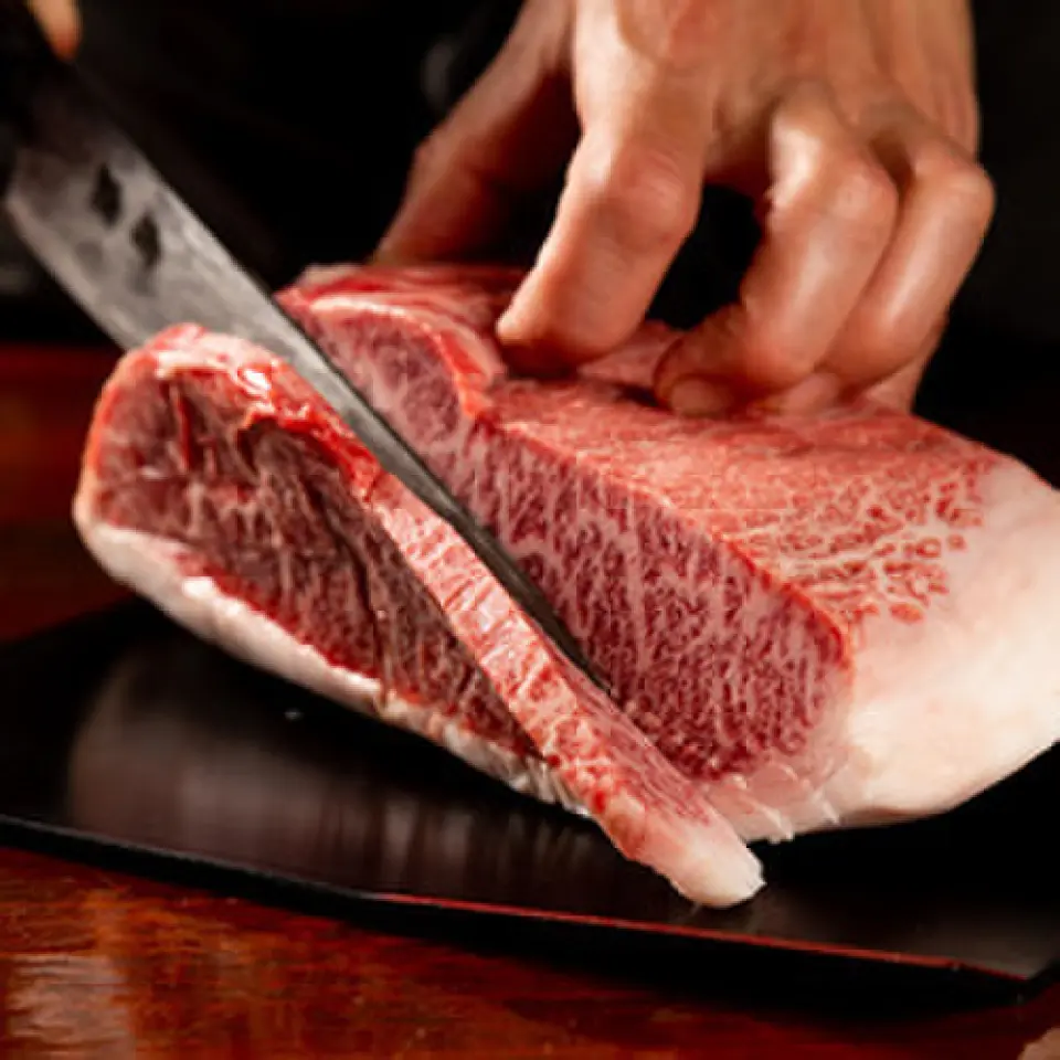 There's a reason why our meat is so popular that it "melts in your mouth!" First of all, it's "A4 rank" with plenty of marbling! Moreover, we only use "Kyushu-produced Kuroge Wagyu" which has good meat quality! Furthermore, we carefully select "female heifers" which have a low melting point and melt in your mouth! We buy half a cow, so we can offer it at a reasonable price, and you can also eat rare cuts such as sirloin and rare innards.
