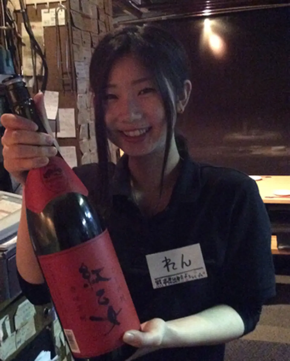 Hello, this is Noren, a wait staff member! It's located at the back of an alley so it feels like a "hideaway", but inside the restaurant we are lively and open for business! We have a private room that can accommodate up to 9 people, and the other seats are semi-private with blind partitions, so it is popular because you don't have to worry about other customers. What makes me happy as a wait staff member is when customers call me by name. We look forward to seeing you! By the way, my recommendation is the "Specially Selected Aitchbone", which is lean but very tender!