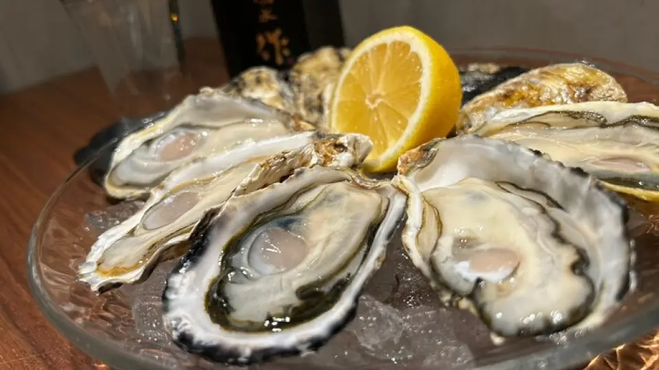 Our top recommendation is the brand oyster "Matoya Oyster", which is cultivated as a single oyster on a raft in Matoya Bay on the Shima Peninsula in Mie Prefecture! It is washed for over 20 hours in UV-sterilized seawater, so it can be eaten raw and is delicious. Oysters carefully grown by craftsmen one by one are characterized by their glossy and plump flesh, as well as their delicious flavor and sweetness. They do not have the typical bitterness or astringency, so they are also suitable for those who do not like oysters. You can enjoy a variety of oyster dishes, including steamed and juicy oysters.