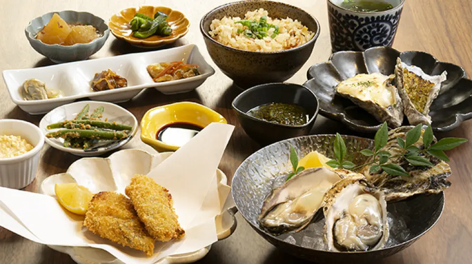 The Shima Peninsula Lunch (3,600 yen) offers a satisfying menu of raw oysters, grilled oysters, oyster rice, and small side dishes. The Oyster Fried Lunch (1,500 yen) featuring fried Matoya oysters is also popular. Please try it for lunch. The a la carte menu also includes raw oysters, grilled oysters, and oyster ajillo, so you can enjoy a quick drink in the afternoon. Have a toast from noon without waiting for the night to come with your favorite drink in hand! Enjoy to your heart's content with our specialty oysters.