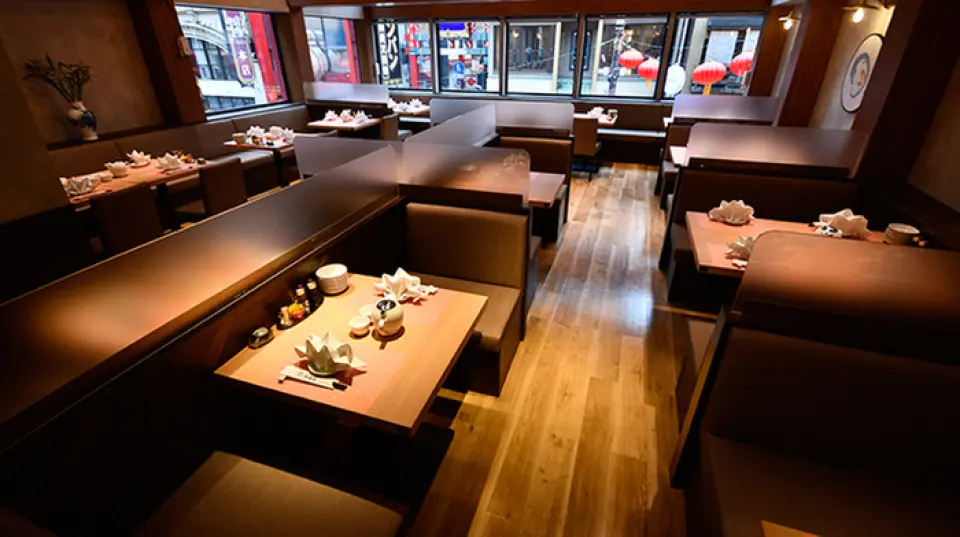 Our restaurant is located in a corner of Yokohama Chinatown, a popular tourist destination. The first floor sells char siu melon bread to eat on the go and dim sum to take home as souvenirs, and you can also dine in the space at the back. The second floor has 42 tables and a high ceiling, making it very open! During the day, light pours in through the large windows, and at night, you can relax on the sofa seats while looking at the glittering neon lights of Chinatown. We welcome private use for small or large groups♪ We can change the layout to provide seats to suit your number of people◎