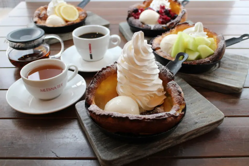 Is this a pancake? It looks like a big cream puff, but has the texture of a chewy crepe. A new take on Dutch baby pancakes. "Dutch baby pancakes" are European-style pancakes that are crisp on the outside and chewy on the inside. Baked slowly in the oven, they are a dish that combines the lightness of choux pastry with a rich flavor.
