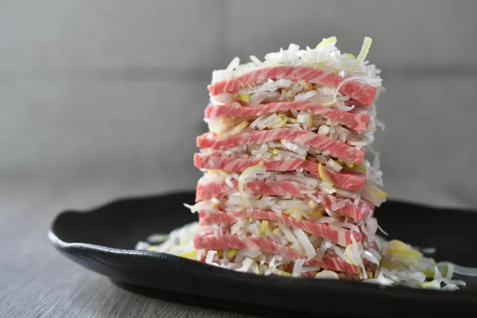 ★Limited quantity★ A specialty dish that originated from Yakiniku AJITO!! ︎A masterpiece that layers A5 Wagyu beef [Shinshin] and spring onions!! ︎Finally, top it off with egg yolk for a perfect social media look!! ︎Customers who order this dish should definitely post it on social media and show it off to everyone!! ︎