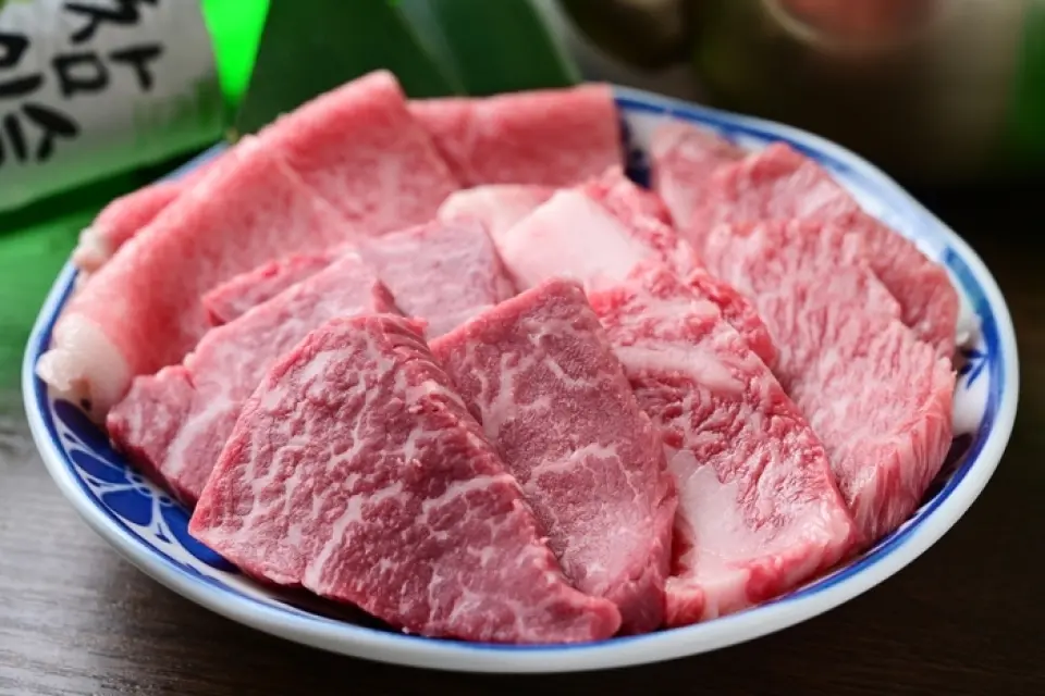 เรายังมั่นใจในเนื้อของเราอีกด้วย! - - เราตัดเนื้อวากิวที่คัดสรรมาอย่างดีในบ้าน และซื้อเนื้อที่สดใหม่และชุ่มฉ่ำที่สุดในสภาพที่ดีที่สุดในช่วงเวลานั้นของปี เราได้เตรียมอาหารพิเศษหลัก 5 รายการในราคาที่สมเหตุสมผลเพื่อให้คุณได้เพลิดเพลินกับรสชาติที่อร่อยของเนื้อวากิว เรามุ่งมั่นที่จะจัดหาเนื้อสดคุณภาพสูงหลากหลายชนิดได้อย่างง่ายดาย