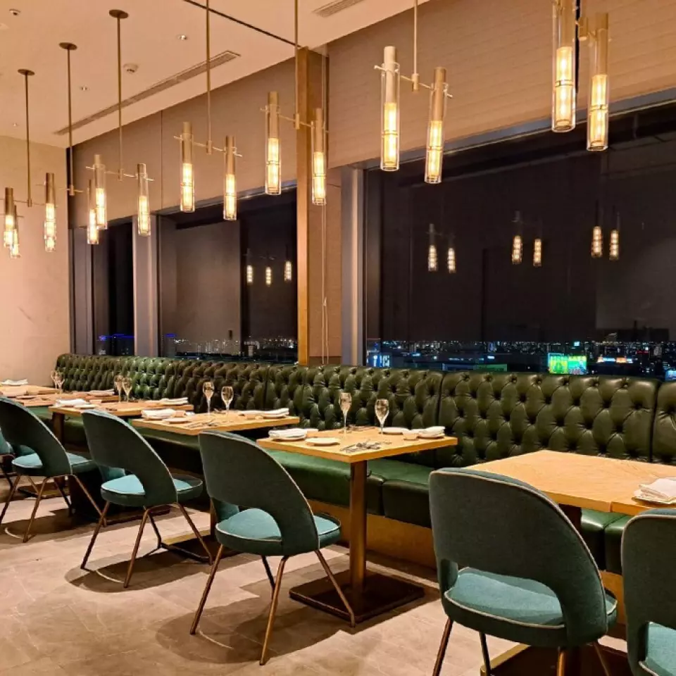 The private rooms, with large windows offering night views, can accommodate 6 to 16 people. They can be used for a variety of occasions, such as celebratory gatherings and large group parties. We also offer three types of party plans with all-you-can-drink options. *Reservations for 9 or more people must be made by phone.