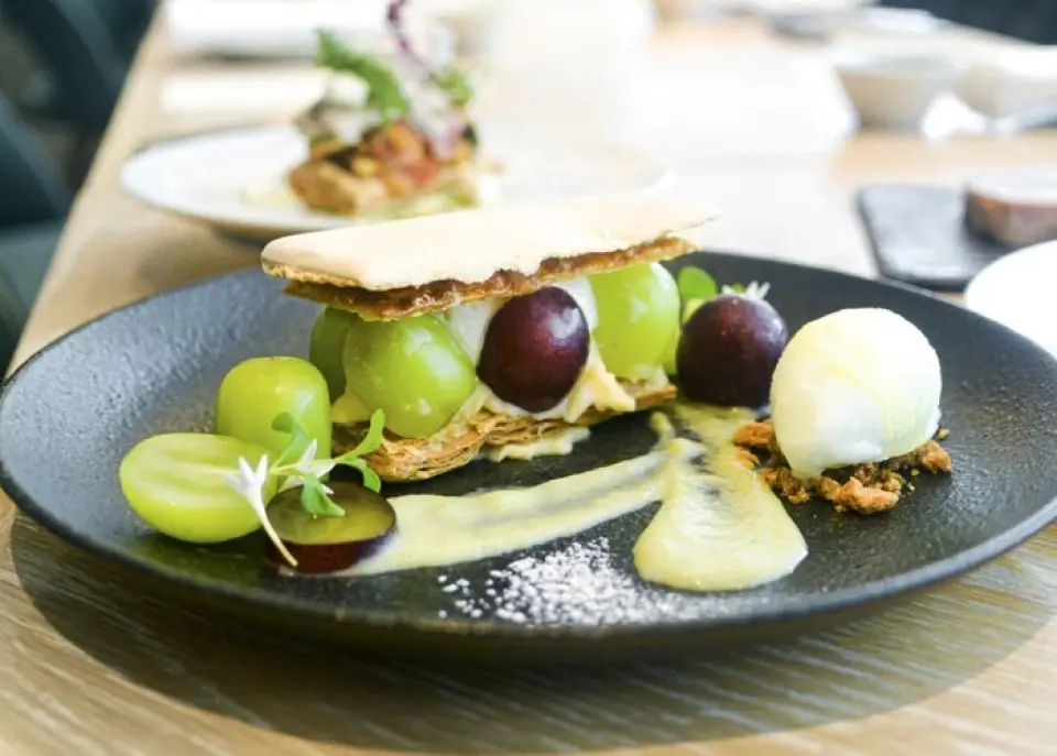 We have prepared a dessert using autumn fruits "directly delivered from Toyohashi City Shokusaimura": "Shine Muscat and Kyoho Millefeuille with Olive Oil and Salt Sorbet". Available on weekdays only in September and October as part of a course or a la carte menu.