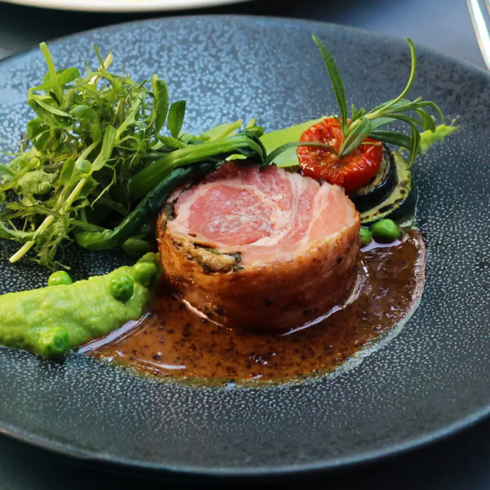 We want you to enjoy French cuisine on a daily basis. We want many customers to experience the deliciousness of French cuisine. We offer course meals filled with the thoughts of our owner and chef Thierry Blanqui. Please enjoy our course-style meals, such as the Le Beurre Noisette Speciality Course and the Degustation Course, which combine tradition and innovation, to your heart's content.