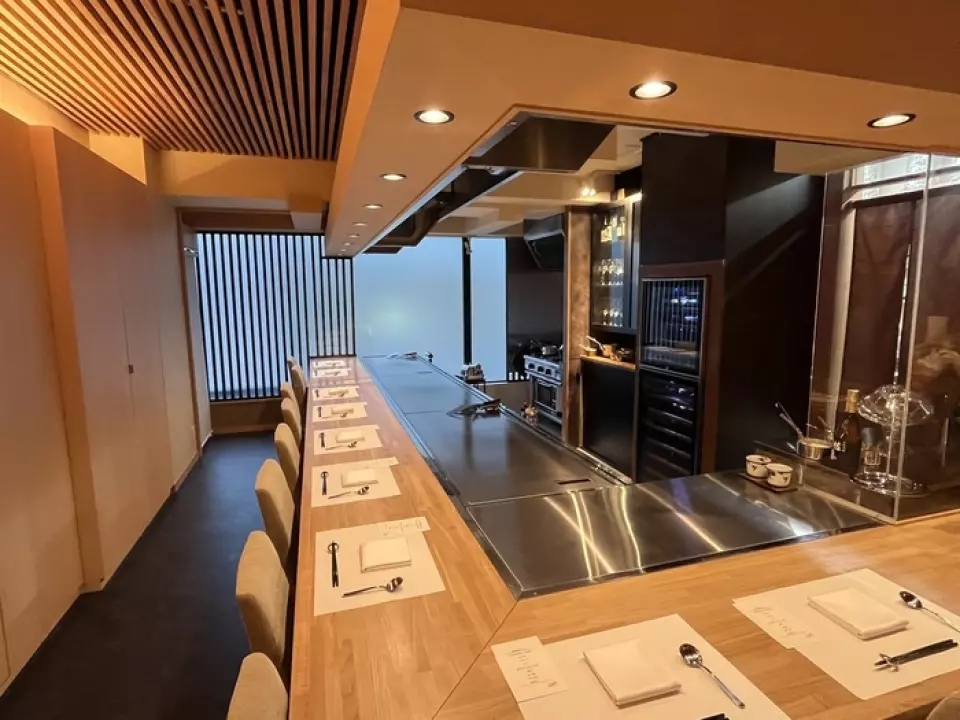 吧台座位，可以在眼前觀看烹飪過程。您可以欣賞廚師在鐵板上展現的現場技巧。內部明亮而溫馨，擁有奢華而木質的氛圍，非常適合慶祝特殊日子（例如慶祝活動或週年紀念日）時享用餐點。我們將為您提供個人化的客戶服務。推薦用於約會或稍微豪華的午餐。我們也接受生日盤、蛋糕等。