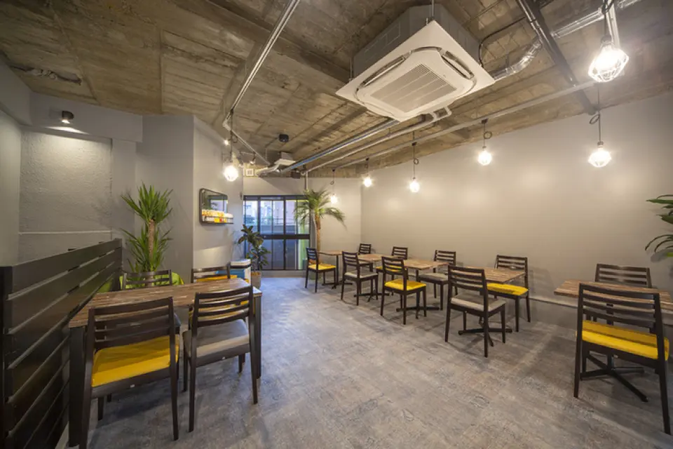 You can relax in a spacious space. On sunny days, we open the windows, so you can feel the breeze and feel like you're on a picnic. The aisles inside the store are wide, so you can relax without worrying about the customers next to you. Enjoy a pleasant time in a cozy atmosphere. We will serve you wholeheartedly.