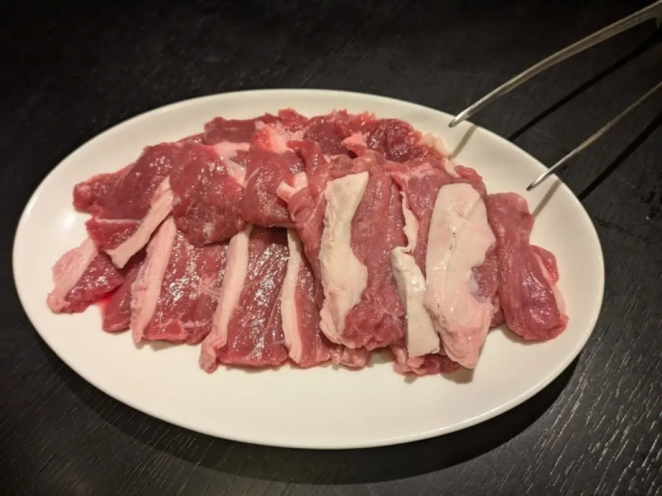 高品質的羊肉沒有成吉思汗特有的羶味！還有炭烤菜單，我們會收到諸如「在這裡可以吃到成吉思汗！」之類的稱讚。