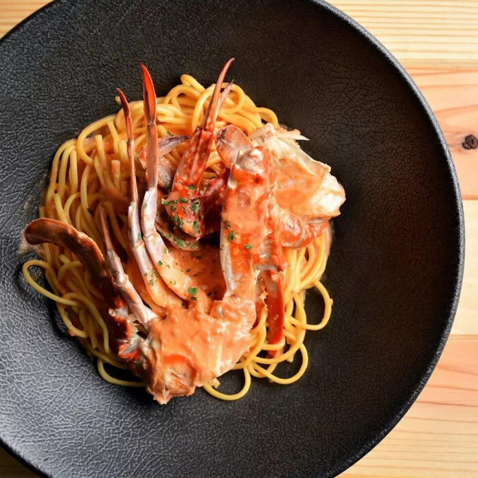 We offer a seasonal lunch set that changes every month. It includes a choice of today's pasta, a main dish, an appetizer, and a drink of your choice for 1,400 yen! It's been very busy since the opening! We look forward to your visit.