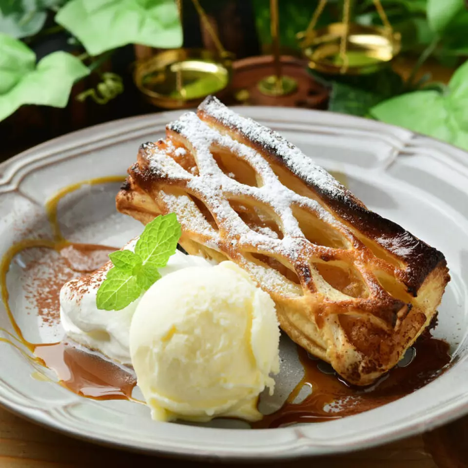 We have a wide variety of desserts, including our "French Brioche Toast" and "Homemade Tarts" with their delicious toppings. For those who have lunch, we offer a special two-item dessert for just 500 yen.