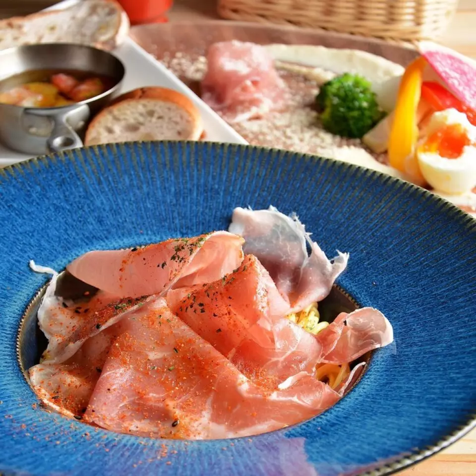 We offer a dinner course where you can choose your favorite dish. Fresh pasta is served one dish per person from the dinner menu, so you can share it with your friends. Let's relax at the cafe in the evening.