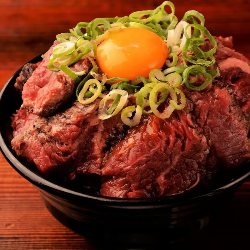 For those of you who are hungry♪ We offer the Skirt Steak Mountain Bowl, limited to 10 bowls per day. It weighs 550g! And it's a great deal at only 1,078 yen♪ The Mega Mountain Bowl weighs 800g! And it's also a great deal at 2,178 yen!! First come, first served♪