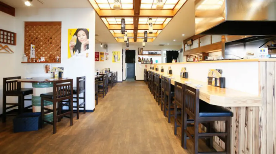 本店位於小田原站與地下街直接相連的便利位置。店內裝潢保留了1950年創業的老字紀念品商店的氛圍，營造出懷舊又輕鬆的空間。吧台座位有12個，桌子座位有22個。這是一家充滿活力和溫馨的酒吧，吸引著各個年齡層的人，無論男女，因此當地人和遊客都可以隨意前來參觀。