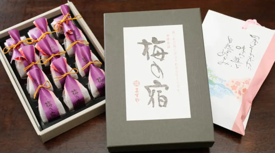 我們繼續採用一絲不苟的製造方法，製作我們特製的梅干“梅之宿”，它也用於我們的特產酸梅干。我們使用的梅子是紀州產的成熟梅子，鹽分低至7%，甜度和酸度恰到好處，薄皮包裹著豐富的果肉，被譽為「和果子」。所有的包裝條和金繩的綁紮都是手工完成的。如果您喜歡它，您可以在我們的線上商店購買它供家庭使用或作為禮物。