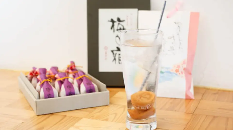 使用一整顆本店特產梅干「梅之宿」的「酸梅」味道鮮美。甜度和酸度恰到好處，將皮中包裹的大量果肉壓碎後飲用，梅子的味道就會充滿口腔。我們也推薦使用當地生產的茶的“Ashigara Tea High”。您也可以以合理的價格享用精心挑選的酒精飲料，例如使用強力碳酸化的高球酒和酸酒。週六、週日和假日我們也提供午餐，所以請順便來吃午餐。
