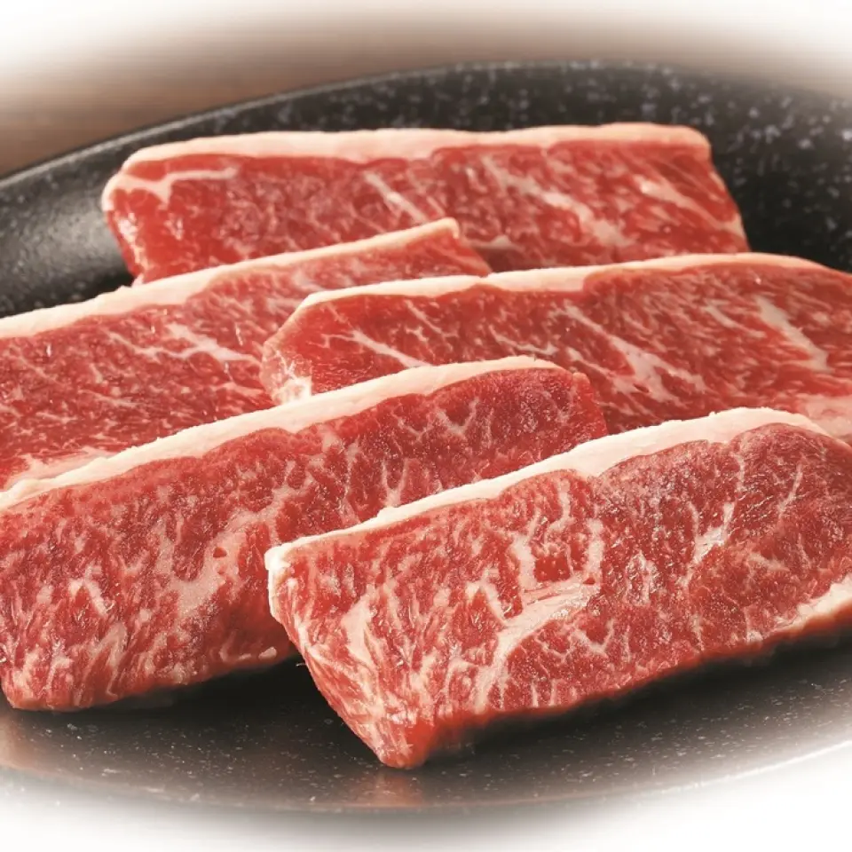 We cut each piece carefully in our store, wanting to provide our customers with fresh meat. By pursuing the best way to cut the meat that tastes the best when you put it in your mouth, we bring out the best flavor in the yakiniku. We cut differently for each cut, and we pay attention to even the millimeter of thickness. We spare no effort to provide you with fresh and delicious meat.