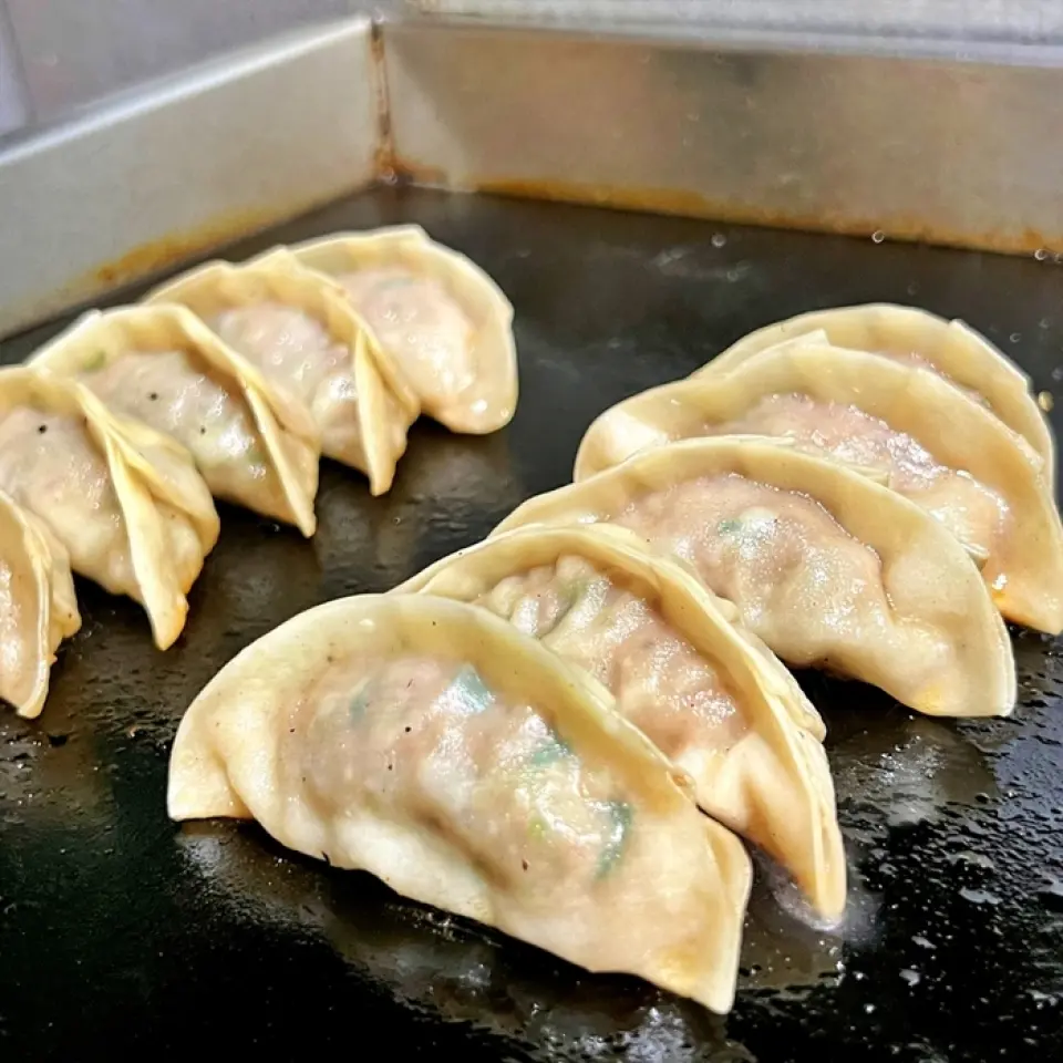Irresistible gyoza for drinkers! A backstreet twist! You'll definitely get addicted to these juicy gyoza overflowing with meat juice!