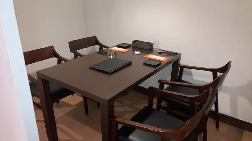 餐廳內部很有私密感，有全包廂、半包廂、吧台座位。場合多樣，成人約會、娛樂、與朋友家人喝酒、獨處等。我們將為您提供美好的時光。