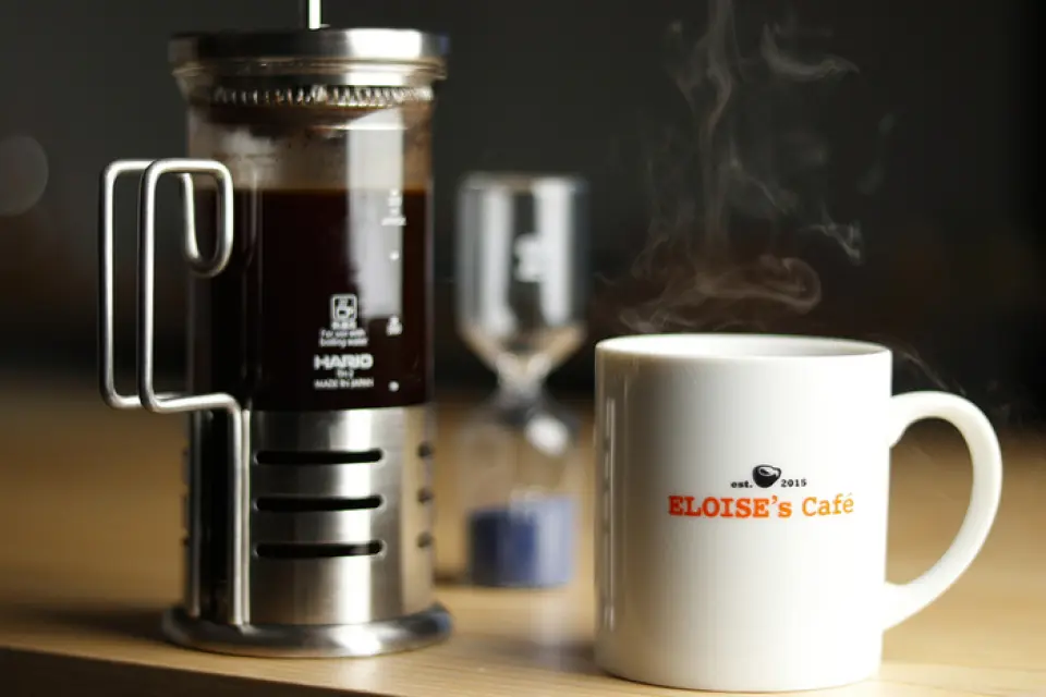 "Yatsugatake Blend Coffee" is a special cup of coffee roasted using bamboo charcoal from Minobe Town, Yamanashi Prefecture. Bamboo charcoal roasting allows heat to penetrate evenly to the center of the beans, resulting in a rich, aromatic coffee with little unpleasant flavor and a clean aftertaste. We also have a discount coupon that allows you to enjoy six cups for the price of five, so please take advantage of it. We also have a variety of other drinks available, including our original blend herbal tea and Yatsugatake local beer.