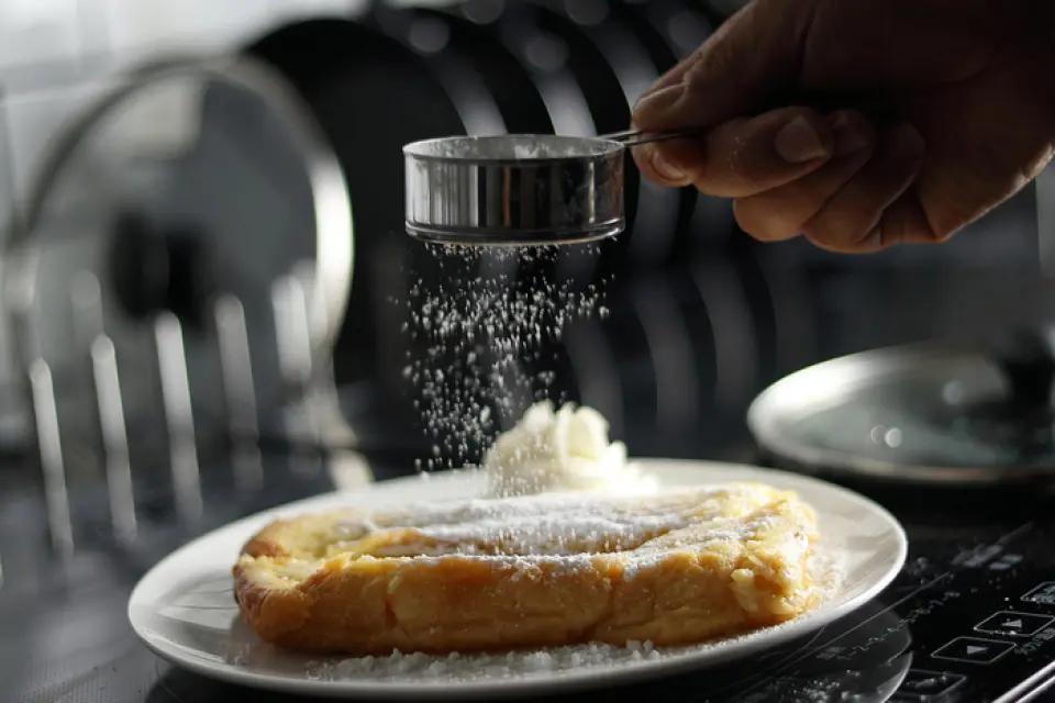 The recommended menu item is French toast. Made with fluffy English bread and eggs from Nagano Prefecture, it is slowly soaked in a special batter, resulting in a moist and smooth taste. It is so popular that there are long lines at the main store in Karuizawa. The "Shingen Mochi French Toast" is an original dish that is only available at the Yatsugatake store, and is made by topping "Shingen Mochi", a specialty of Yamanashi Prefecture, with whipped cream, brown sugar syrup, and soybean flour. Be sure to check it out when you visit.