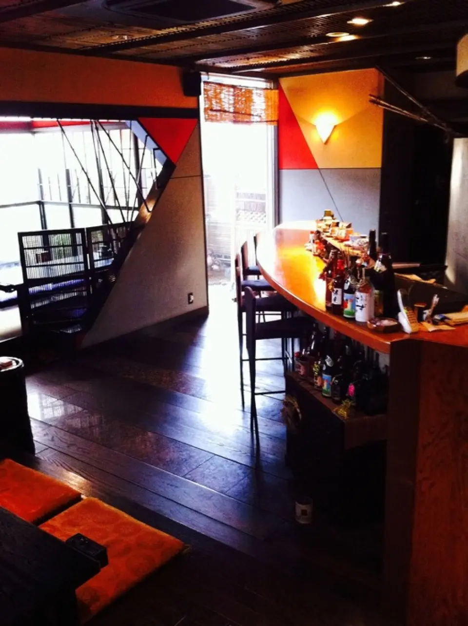 The interior of the restaurant has a jazz and Japanese atmosphere, and is a warm and relaxing space where you can feel free to drop in even if you are alone. There are stylish counter seats and table seats, making it perfect for dates! Please come and enjoy a relaxing and blissful time for various occasions.