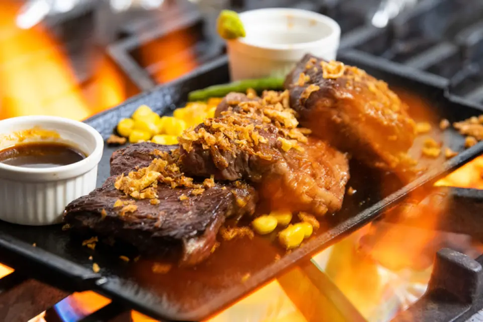 Owner Mario has actually tasted skirt steak from over 20 different companies, comparing it with low fat content, firmness, meat quality, and compatibility with our homemade barbecue sauce. Above all, we pursue flavor, and serve our skirt steaks on a hot iron plate as soon as an order is placed, which anyone can enjoy! This steak is popular with women and children because it contains no excess fat! [Contents] Skirt steak 120g, beef loin 120g, Chateaubriand 120g!