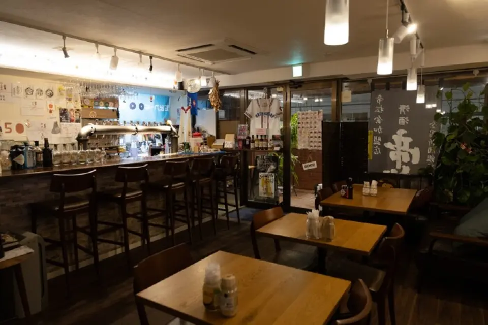 筒灯营造出平静的空间◎任何人都可以放心光临本店，营造出宾至如归的氛围！店内有吧台席和桌席。适合个人或团体♪ 享受啤酒的时光。除了我们的招牌牡蛎外，我们还提供各种小吃，例如当地生产商制作的香肠和鱼干。非常适合搭配精酿啤酒♪我们也接受私人使用的预订，所以请通过电话联系我们。